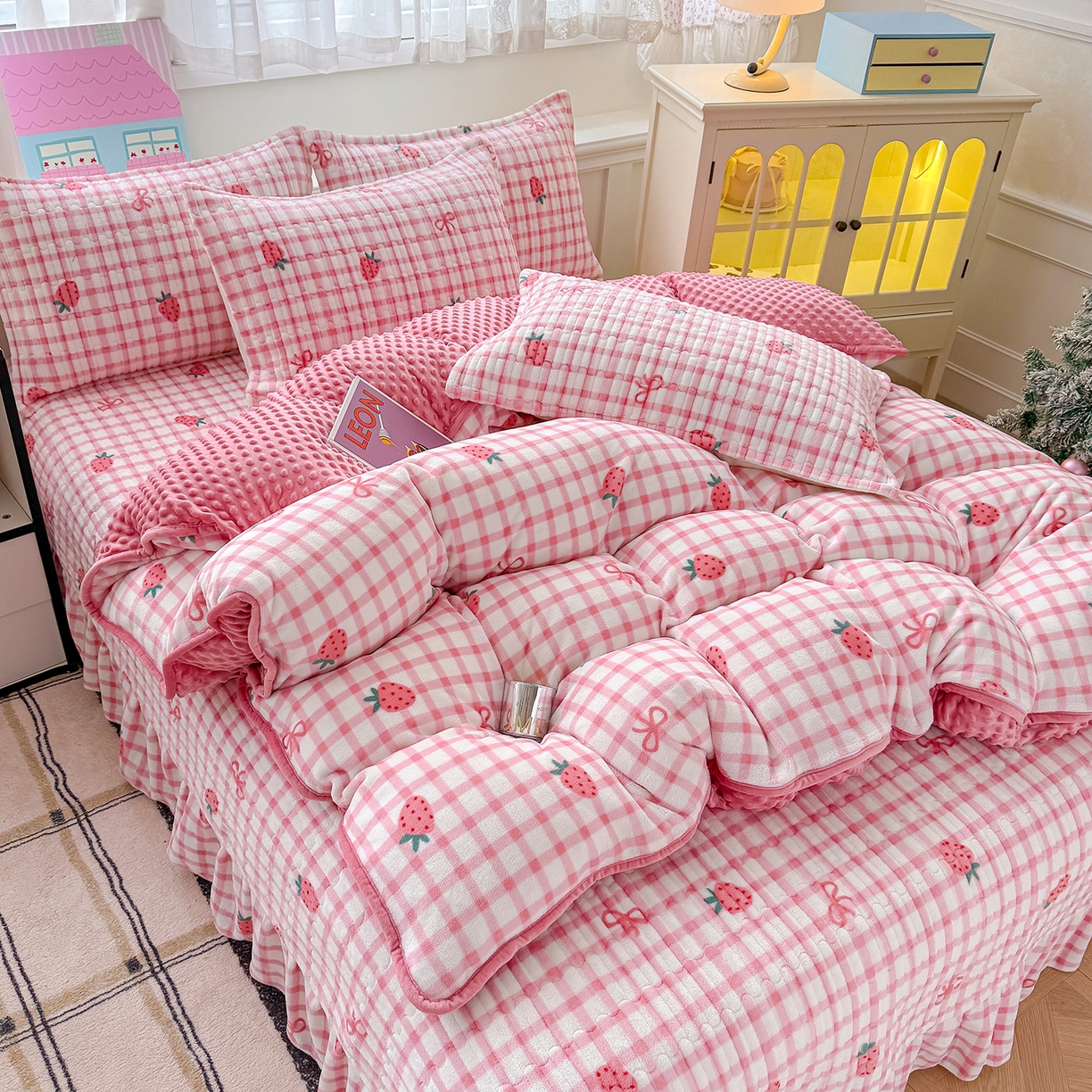 91家纺网 家纺一手货源 找家纺 豫见家纺 2025新款加厚高克重牛奶绒豆豆绒花边床盖四件套 小草莓