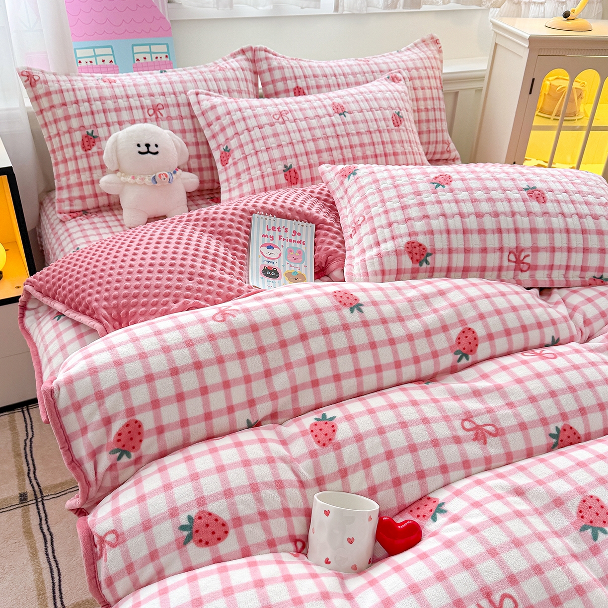 91家纺网 家纺一手货源 找家纺 豫见家纺 2025新款加厚高克重牛奶绒豆豆绒花边床盖四件套 小草莓