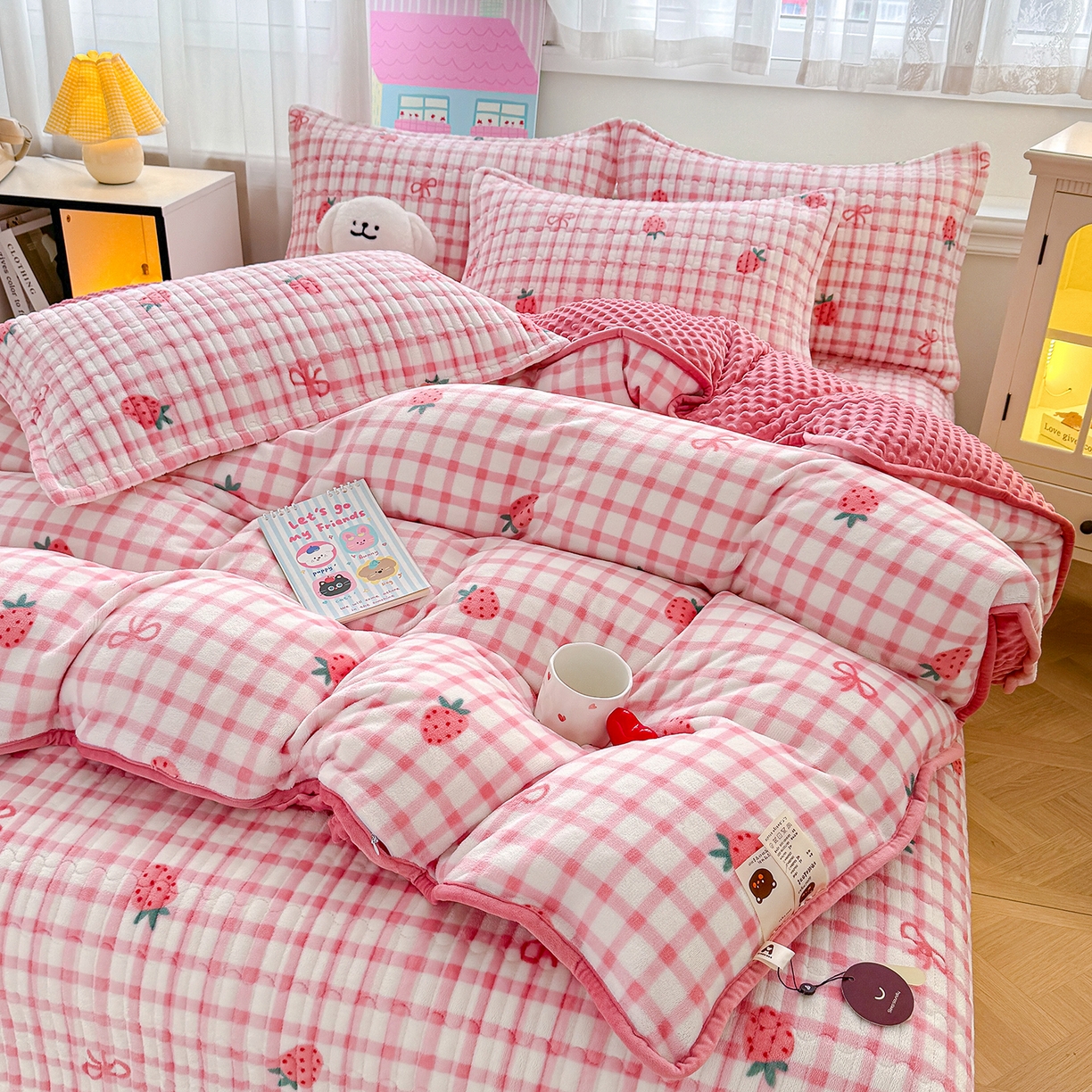 91家纺网 家纺一手货源 找家纺 豫见家纺 2025新款加厚高克重牛奶绒豆豆绒花边床盖四件套 小草莓