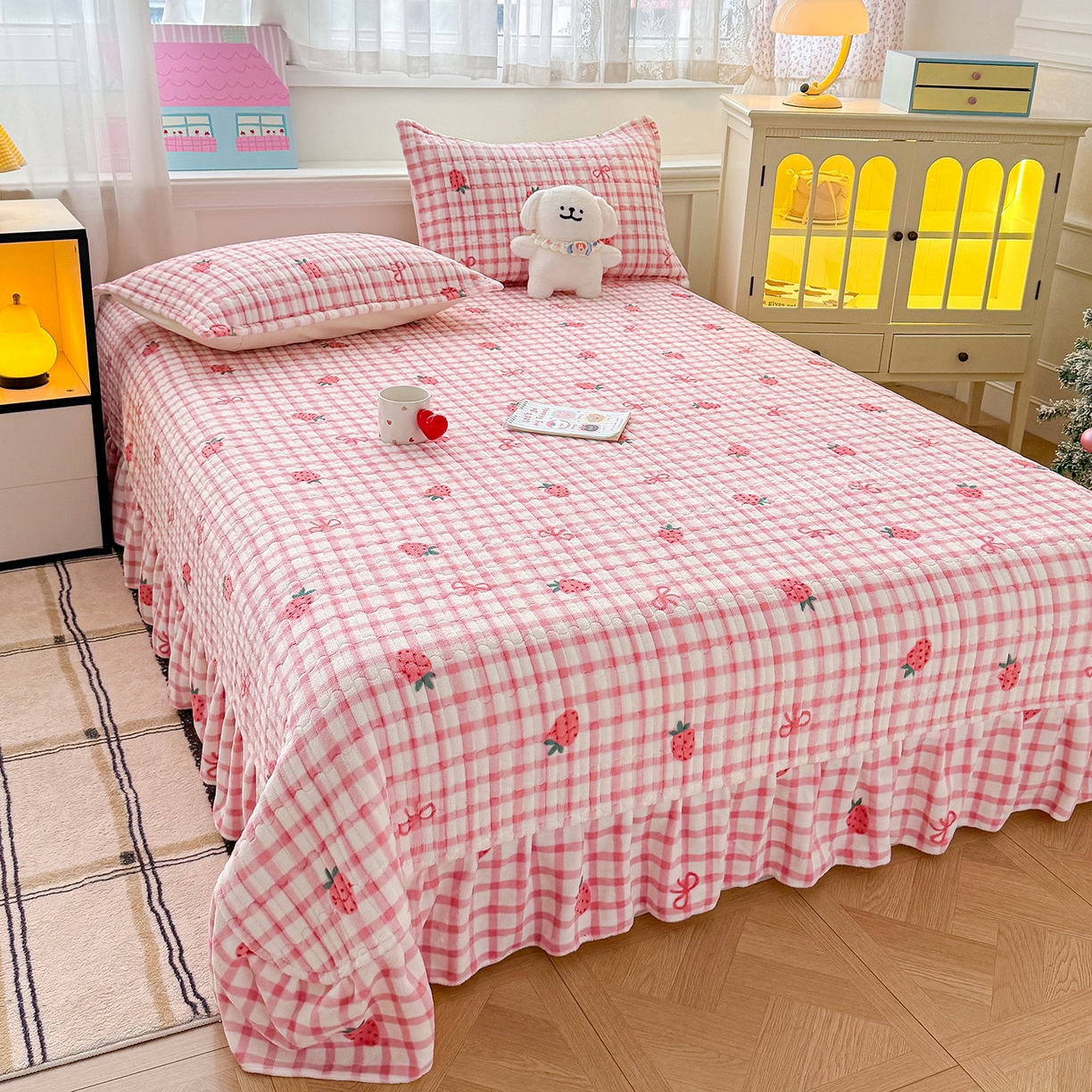 91家纺网 家纺一手货源 找家纺 豫见家纺 2025新款加厚高克重牛奶绒豆豆绒花边床盖四件套 小草莓