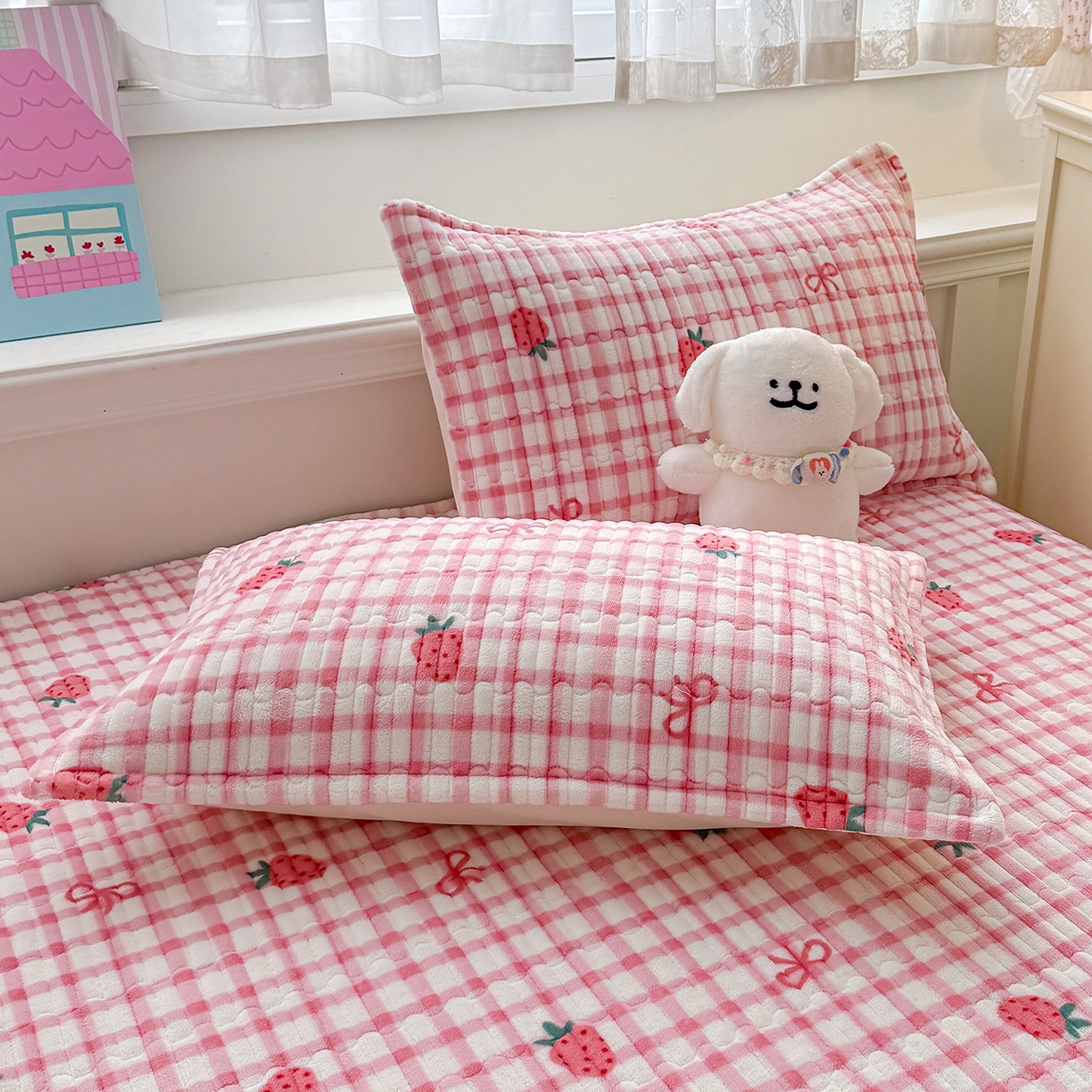 91家纺网 家纺一手货源 找家纺 豫见家纺 2025新款加厚高克重牛奶绒豆豆绒花边床盖四件套 小草莓