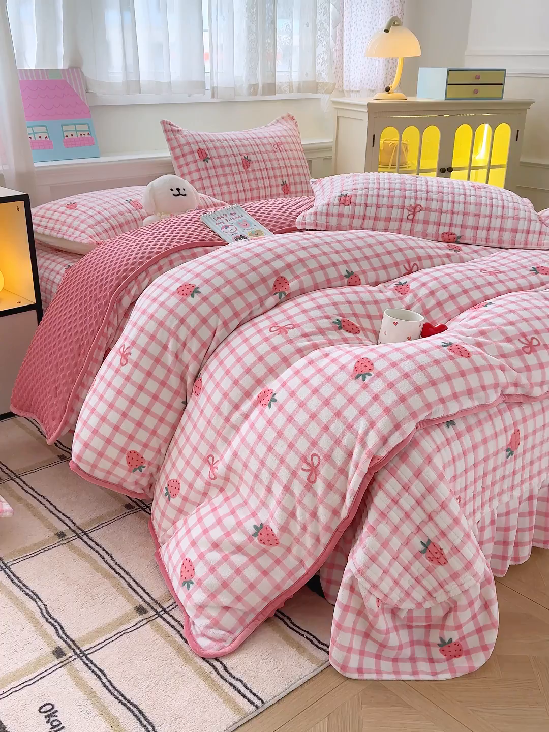 91家纺网 家纺一手货源 找家纺 豫见家纺 2025新款加厚高克重牛奶绒豆豆绒花边床盖四件套 小草莓