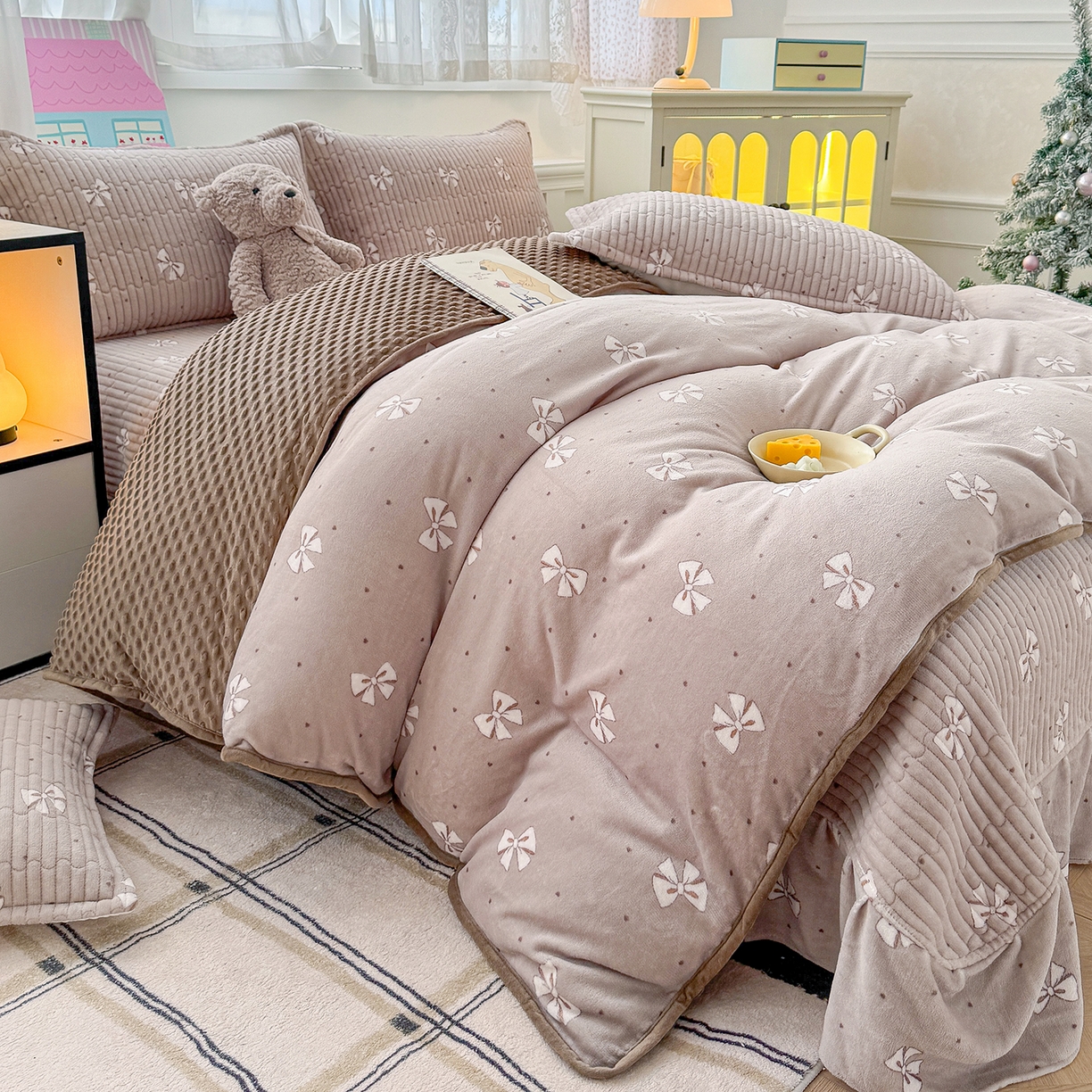 91家纺网 家纺一手货源 找家纺 豫见家纺 2025新款加厚高克重牛奶绒豆豆绒花边床盖四件套 灵犀