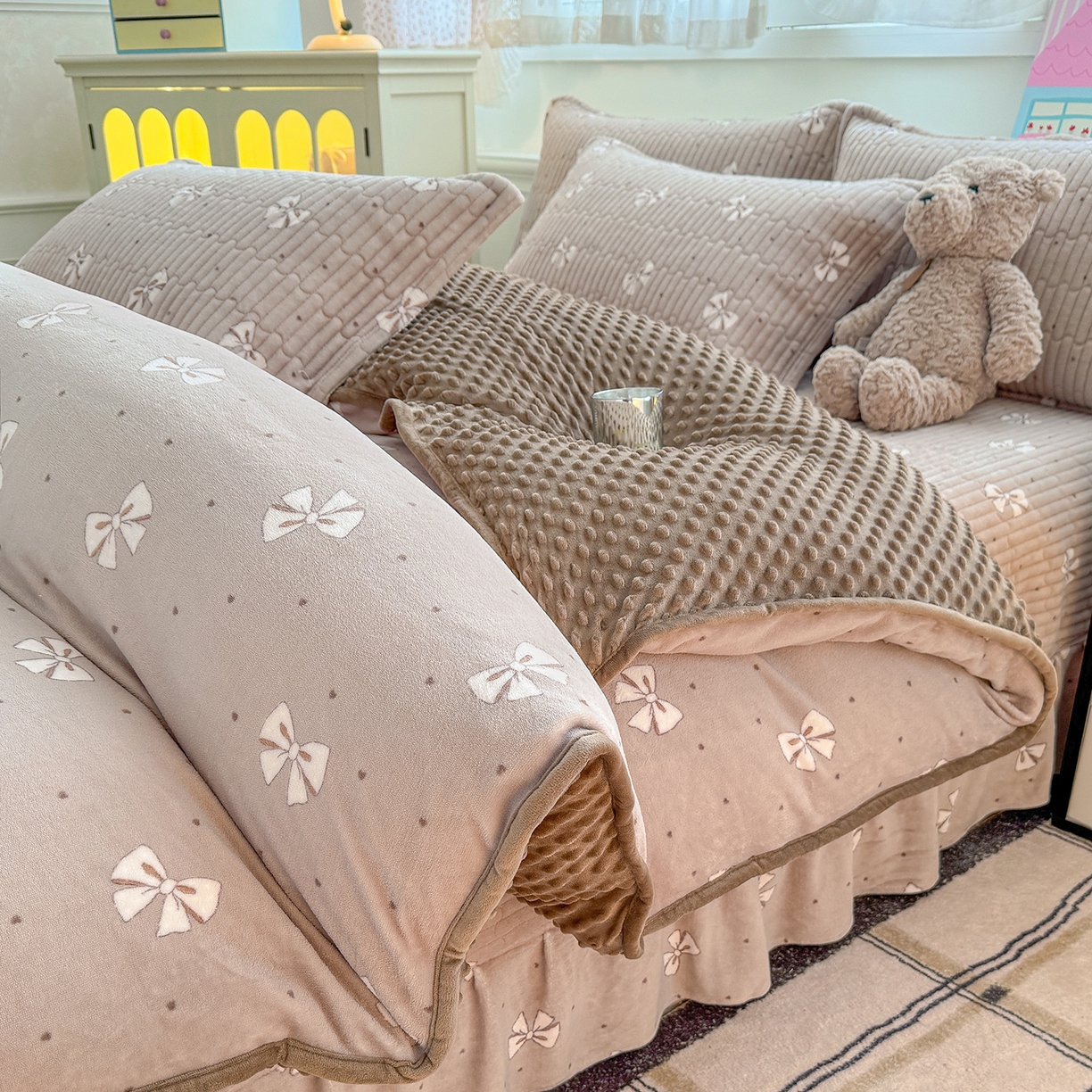 91家纺网 家纺一手货源 找家纺 豫见家纺 2025新款加厚高克重牛奶绒豆豆绒花边床盖四件套 灵犀