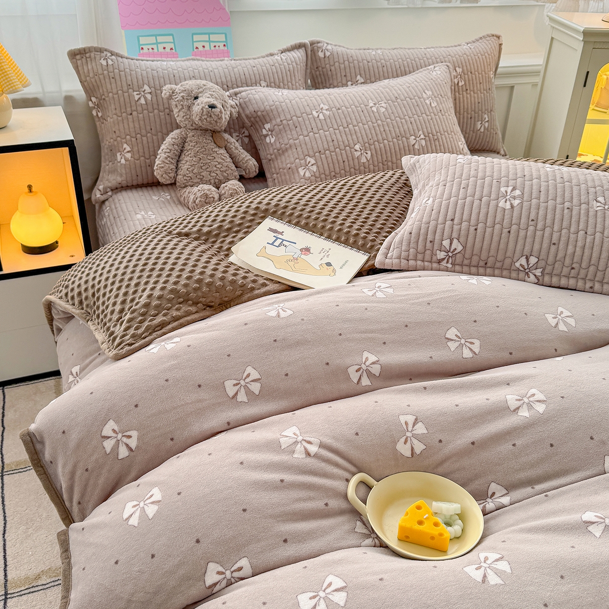 91家纺网 家纺一手货源 找家纺 豫见家纺 2025新款加厚高克重牛奶绒豆豆绒花边床盖四件套 灵犀