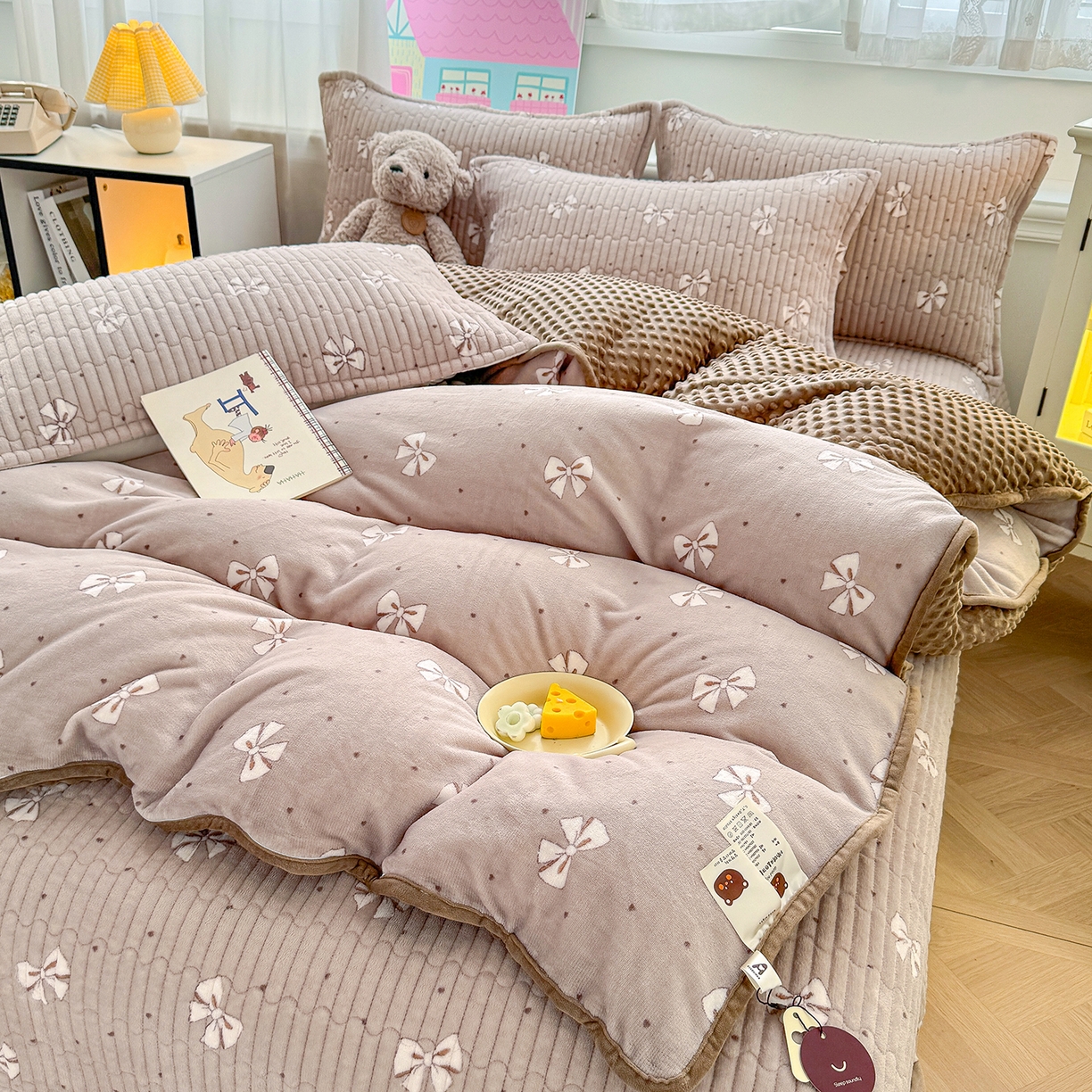 91家纺网 家纺一手货源 找家纺 豫见家纺 2025新款加厚高克重牛奶绒豆豆绒花边床盖四件套 灵犀