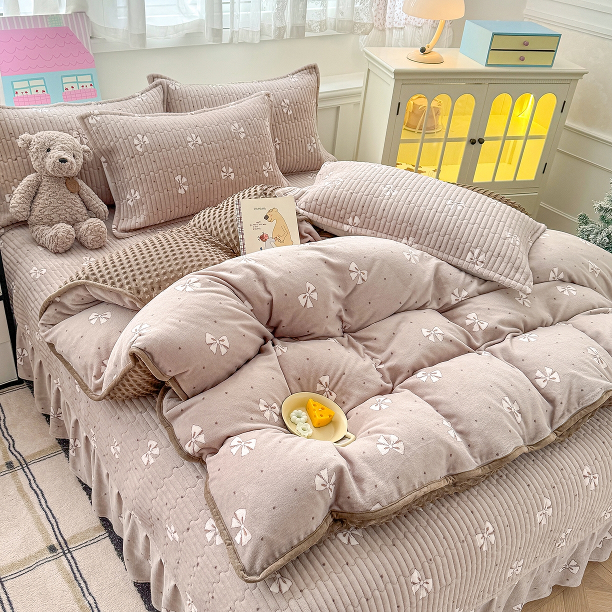 91家纺网 家纺一手货源 找家纺 豫见家纺 2025新款加厚高克重牛奶绒豆豆绒花边床盖四件套 灵犀