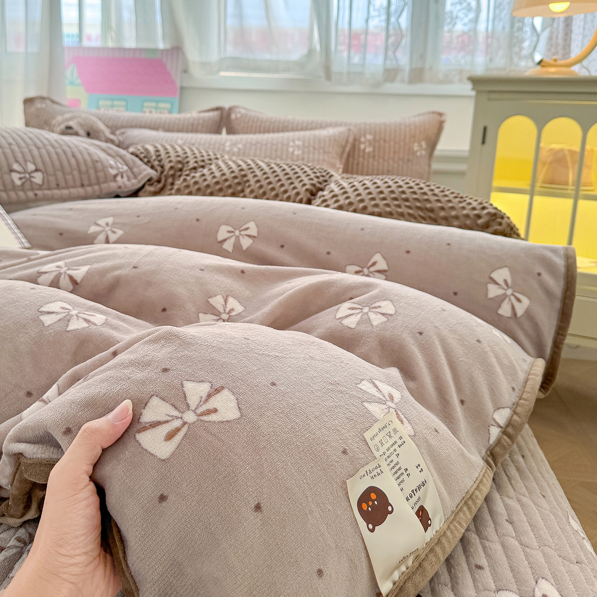 91家纺网 家纺一手货源 找家纺 豫见家纺 2025新款加厚高克重牛奶绒豆豆绒花边床盖四件套 灵犀