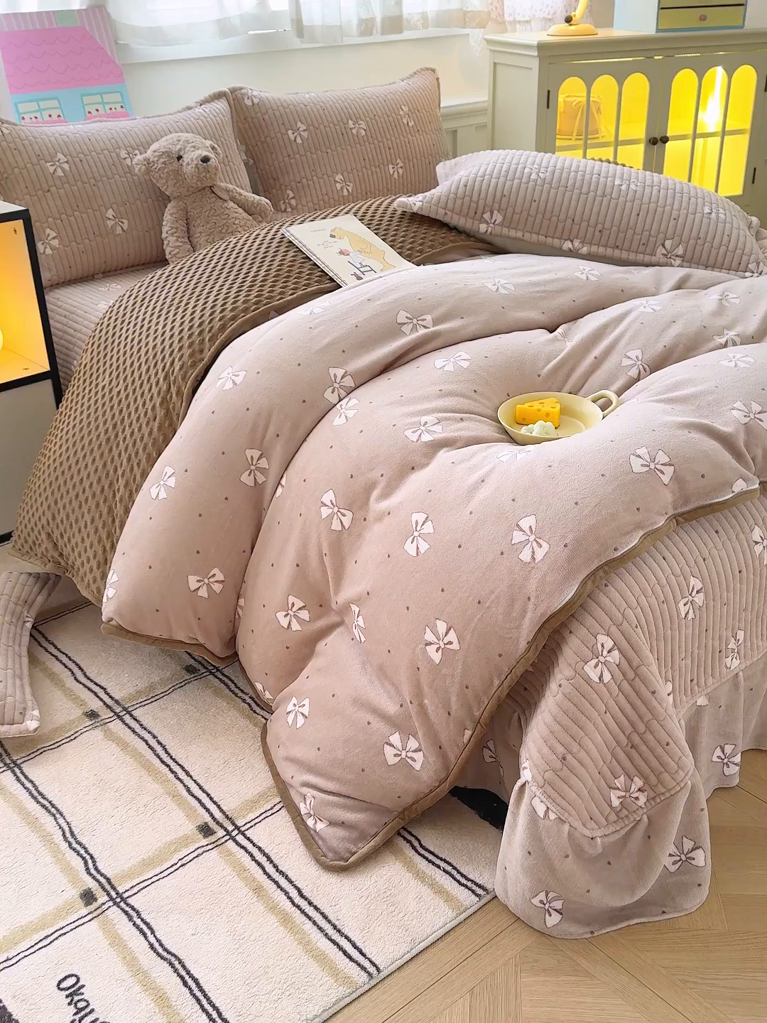 91家纺网 家纺一手货源 找家纺 豫见家纺 2025新款加厚高克重牛奶绒豆豆绒花边床盖四件套 灵犀