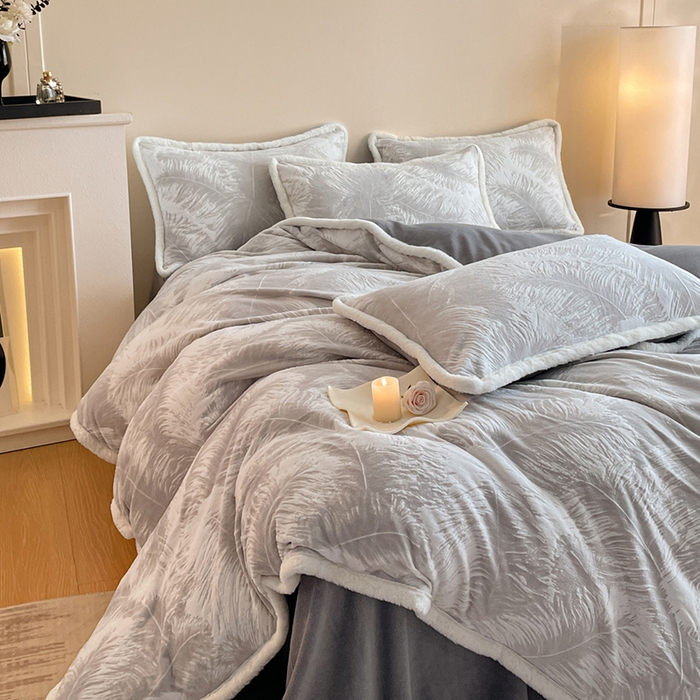 91家纺网 家纺一手货源 找家纺 （总）绒城 2025新款 230克兔毛边雕花牛奶绒四件套烂花四件套 - 秋意系列