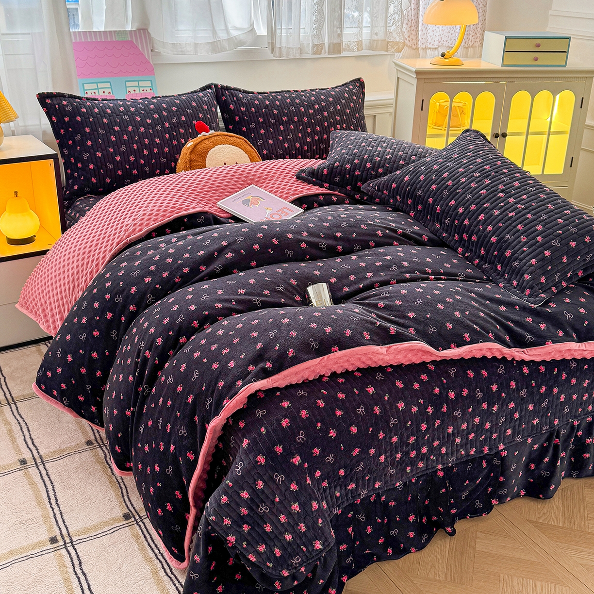 91家纺网 家纺一手货源 找家纺 豫见家纺 2025新款加厚高克重牛奶绒豆豆绒花边床盖四件套 茉丽