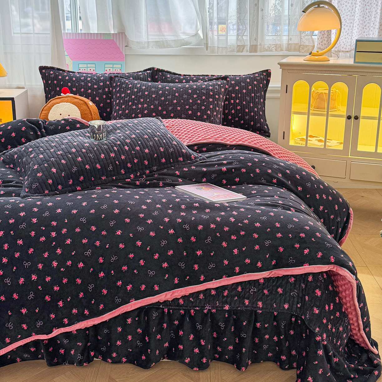 91家纺网 家纺一手货源 找家纺 豫见家纺 2025新款加厚高克重牛奶绒豆豆绒花边床盖四件套 茉丽