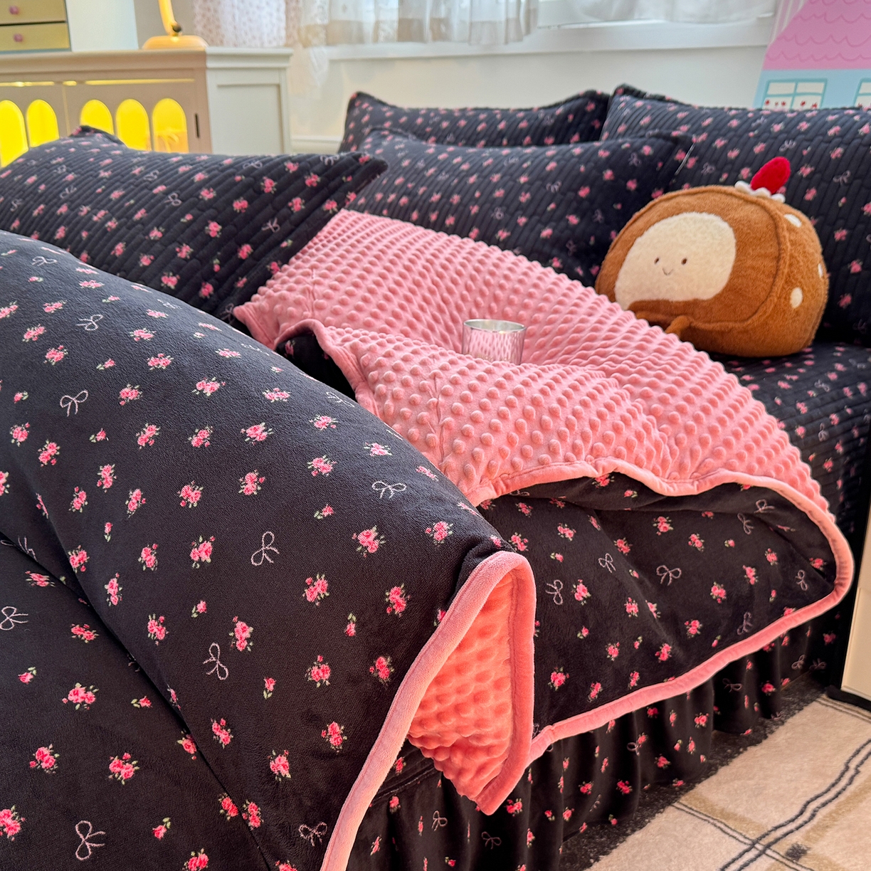 91家纺网 家纺一手货源 找家纺 豫见家纺 2025新款加厚高克重牛奶绒豆豆绒花边床盖四件套 茉丽