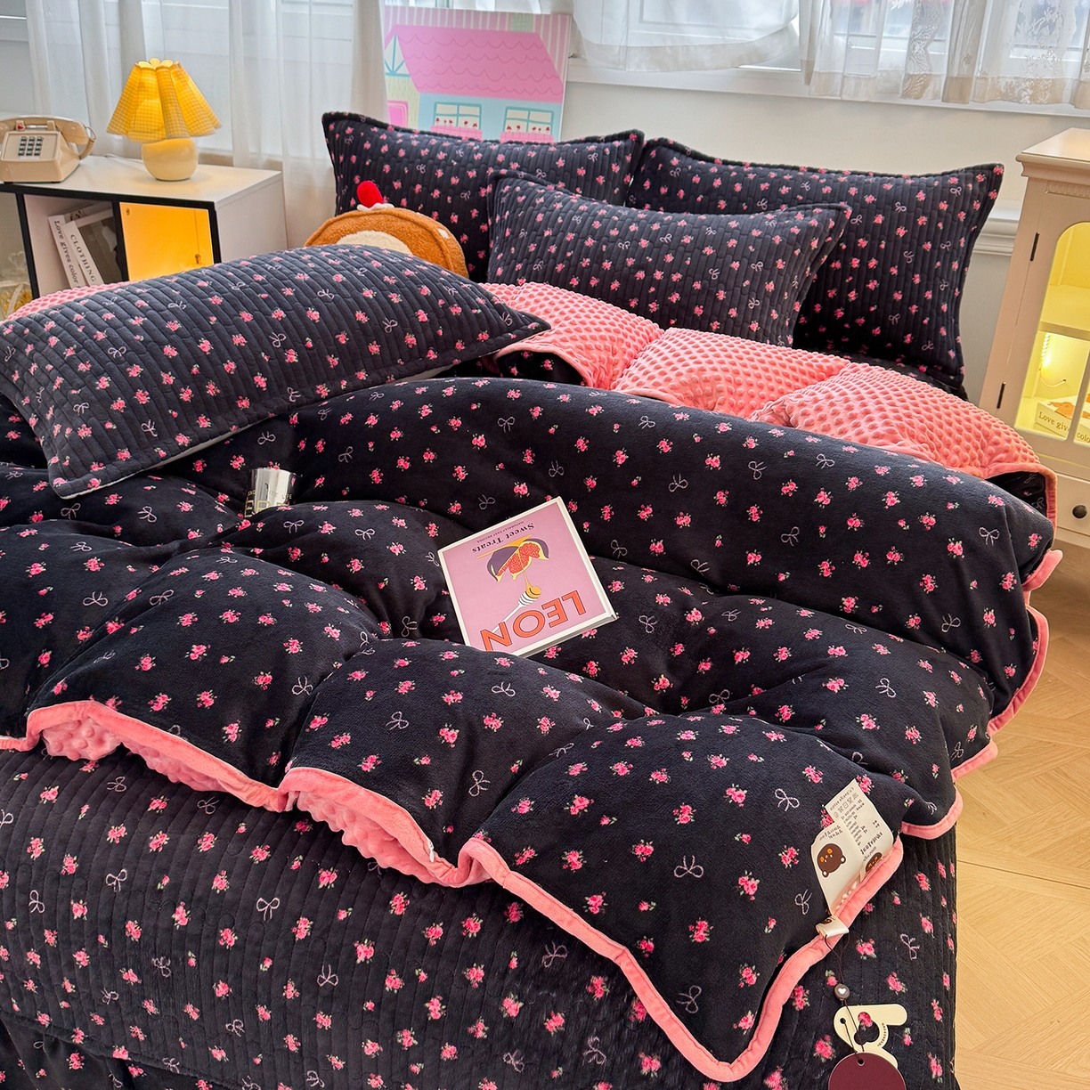 91家纺网 家纺一手货源 找家纺 豫见家纺 2025新款加厚高克重牛奶绒豆豆绒花边床盖四件套 茉丽