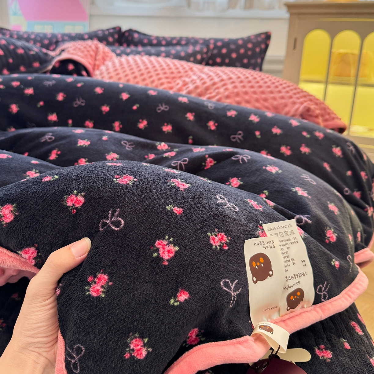 91家纺网 家纺一手货源 找家纺 豫见家纺 2025新款加厚高克重牛奶绒豆豆绒花边床盖四件套 茉丽