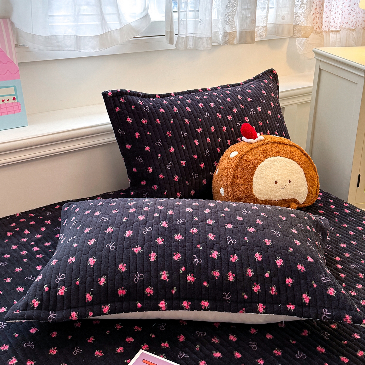 91家纺网 家纺一手货源 找家纺 豫见家纺 2025新款加厚高克重牛奶绒豆豆绒花边床盖四件套 茉丽