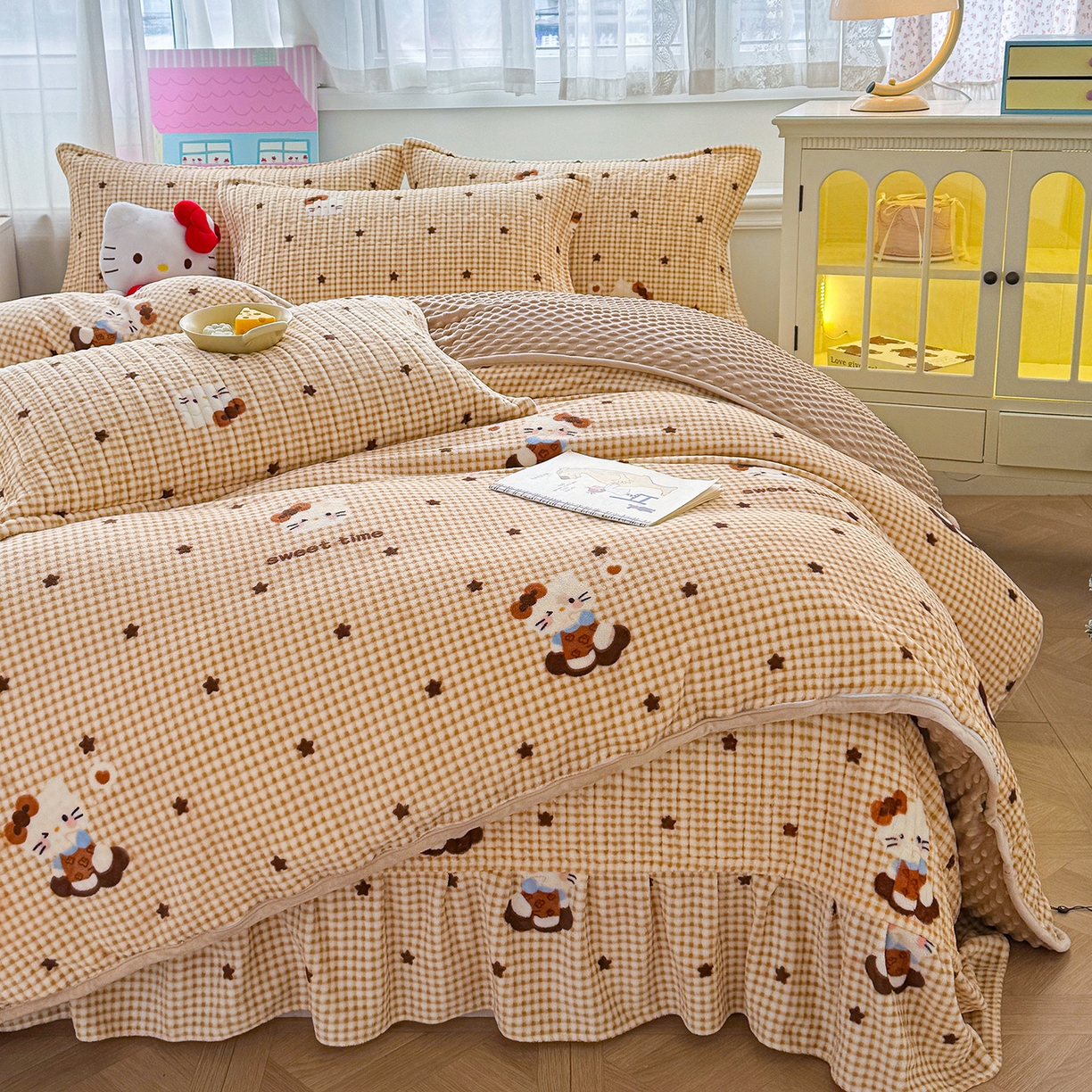 91家纺网 家纺一手货源 找家纺 豫见家纺 2025新款加厚高克重牛奶绒豆豆绒花边床盖四件套 欢乐凯蒂