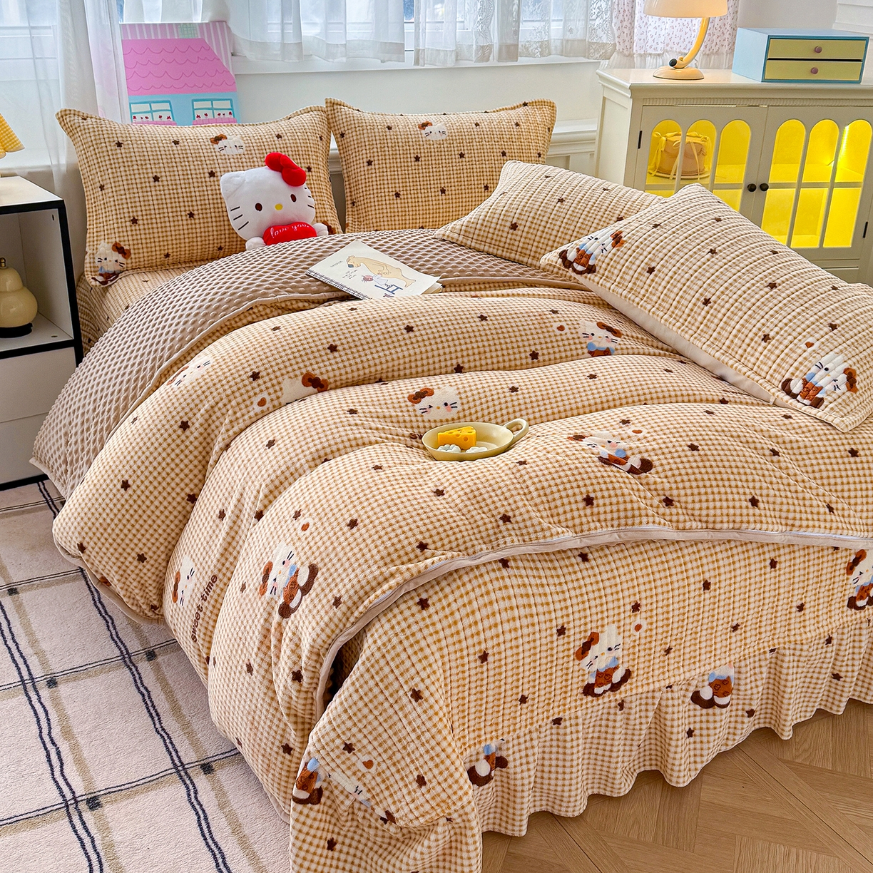 91家纺网 家纺一手货源 找家纺 豫见家纺 2025新款加厚高克重牛奶绒豆豆绒花边床盖四件套 欢乐凯蒂