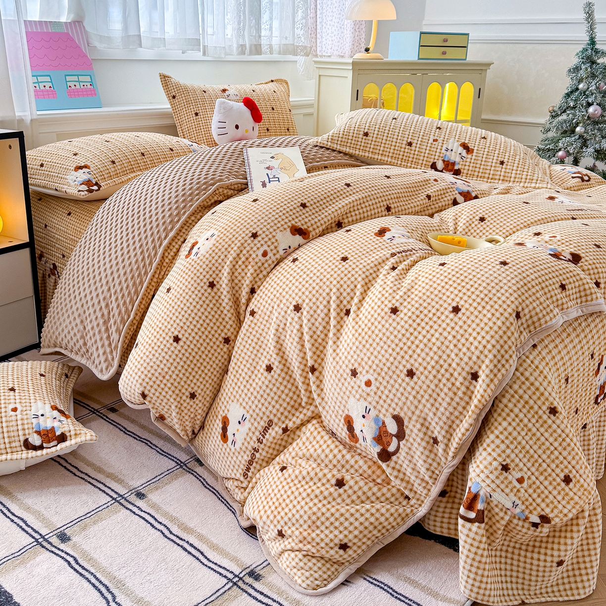 91家纺网 家纺一手货源 找家纺 豫见家纺 2025新款加厚高克重牛奶绒豆豆绒花边床盖四件套 欢乐凯蒂