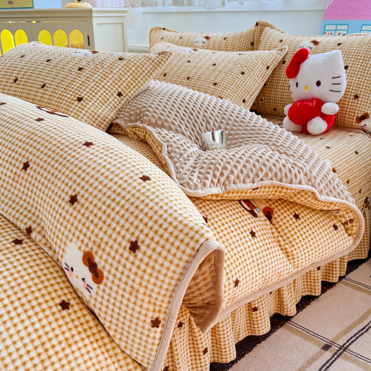 91家纺网 家纺一手货源 找家纺 豫见家纺 2025新款加厚高克重牛奶绒豆豆绒花边床盖四件套 欢乐凯蒂