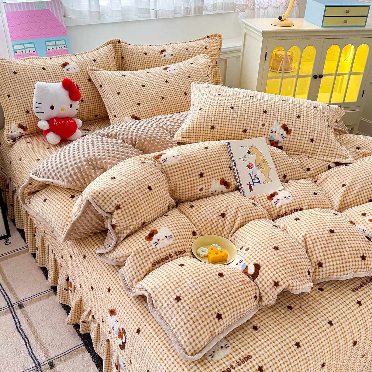 91家纺网 家纺一手货源 找家纺 豫见家纺 2025新款加厚高克重牛奶绒豆豆绒花边床盖四件套 欢乐凯蒂