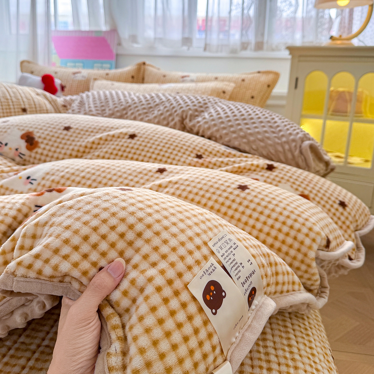 91家纺网 家纺一手货源 找家纺 豫见家纺 2025新款加厚高克重牛奶绒豆豆绒花边床盖四件套 欢乐凯蒂