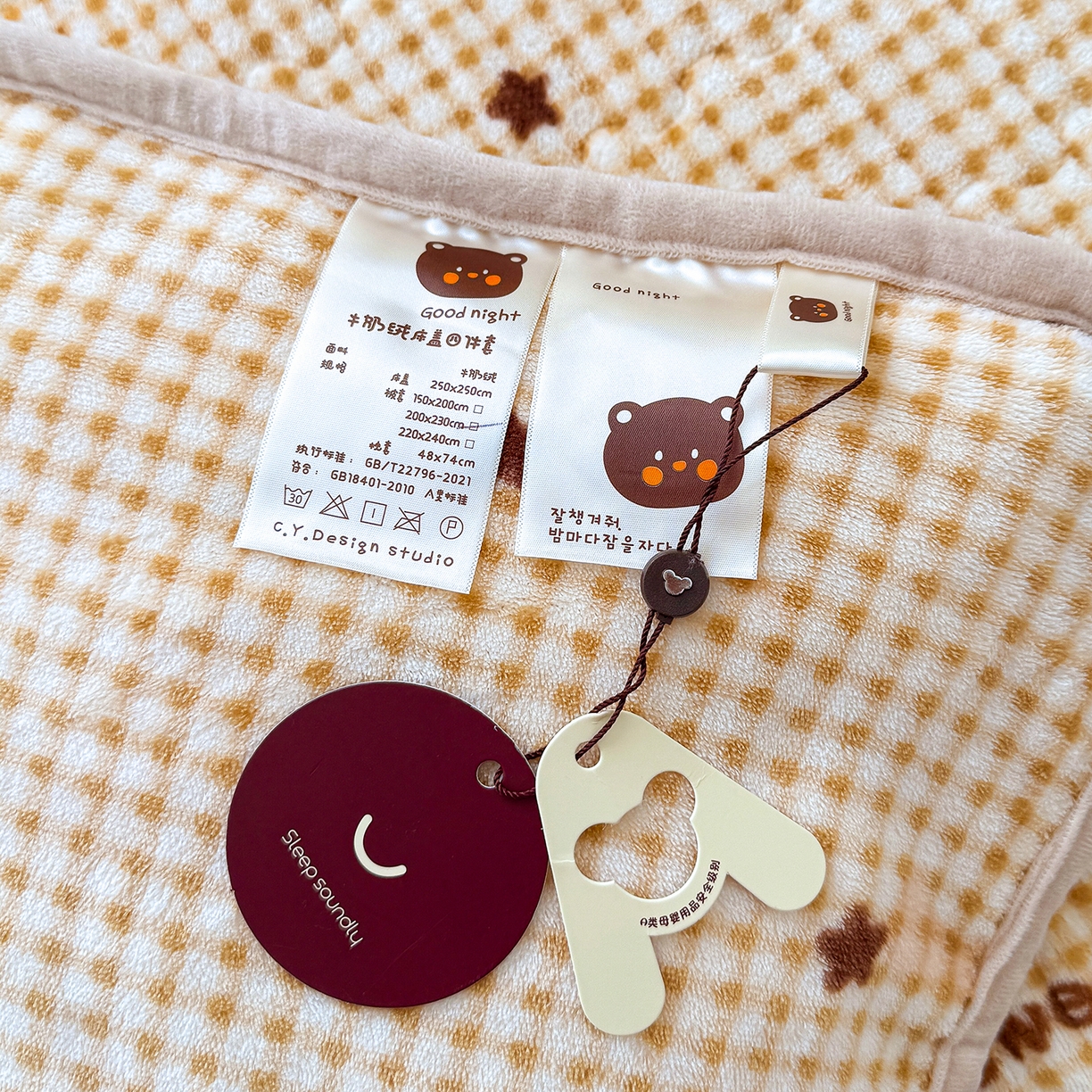 91家纺网 家纺一手货源 找家纺 豫见家纺 2025新款加厚高克重牛奶绒豆豆绒花边床盖四件套 欢乐凯蒂