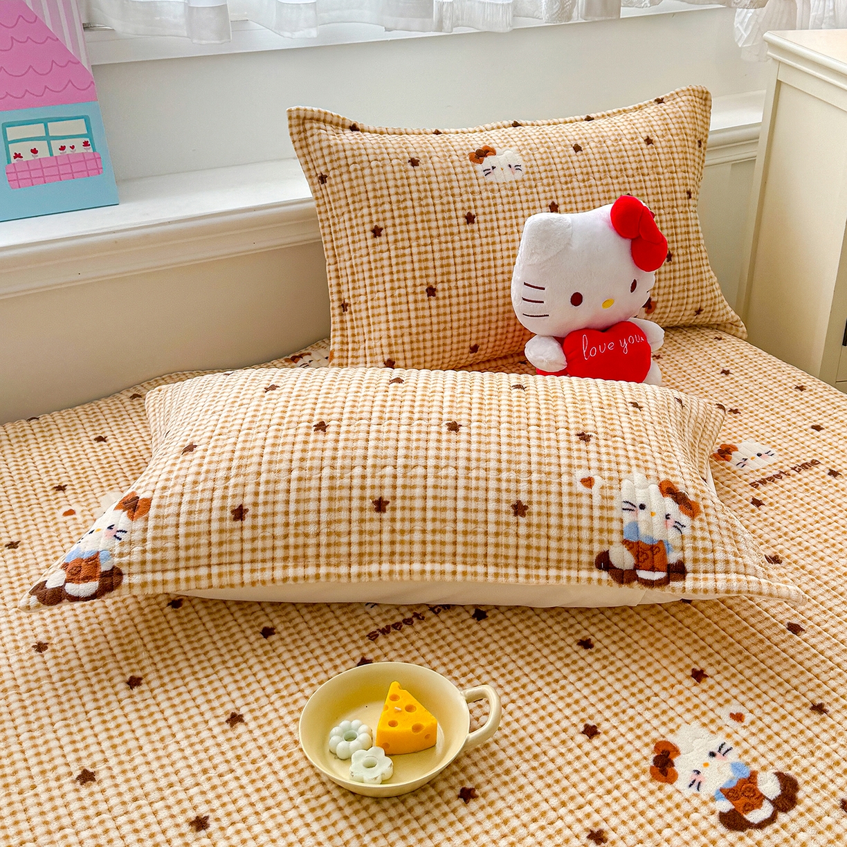 91家纺网 家纺一手货源 找家纺 豫见家纺 2025新款加厚高克重牛奶绒豆豆绒花边床盖四件套 欢乐凯蒂