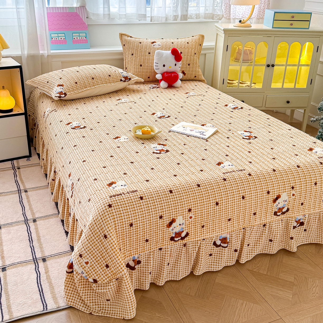 91家纺网 家纺一手货源 找家纺 豫见家纺 2025新款加厚高克重牛奶绒豆豆绒花边床盖四件套 欢乐凯蒂