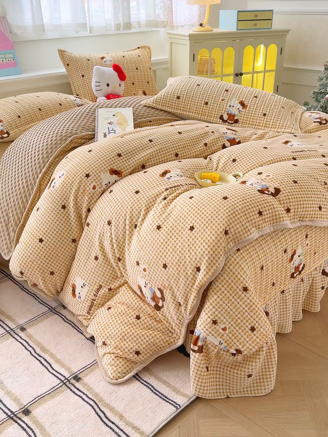 91家纺网 家纺一手货源 找家纺 豫见家纺 2025新款加厚高克重牛奶绒豆豆绒花边床盖四件套 欢乐凯蒂