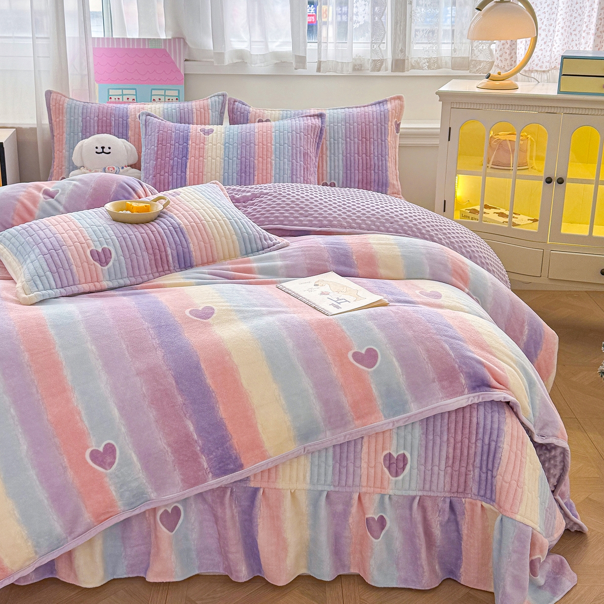 91家纺网 家纺一手货源 找家纺 豫见家纺 2025新款加厚高克重牛奶绒豆豆绒花边床盖四件套 彩虹蜜糖