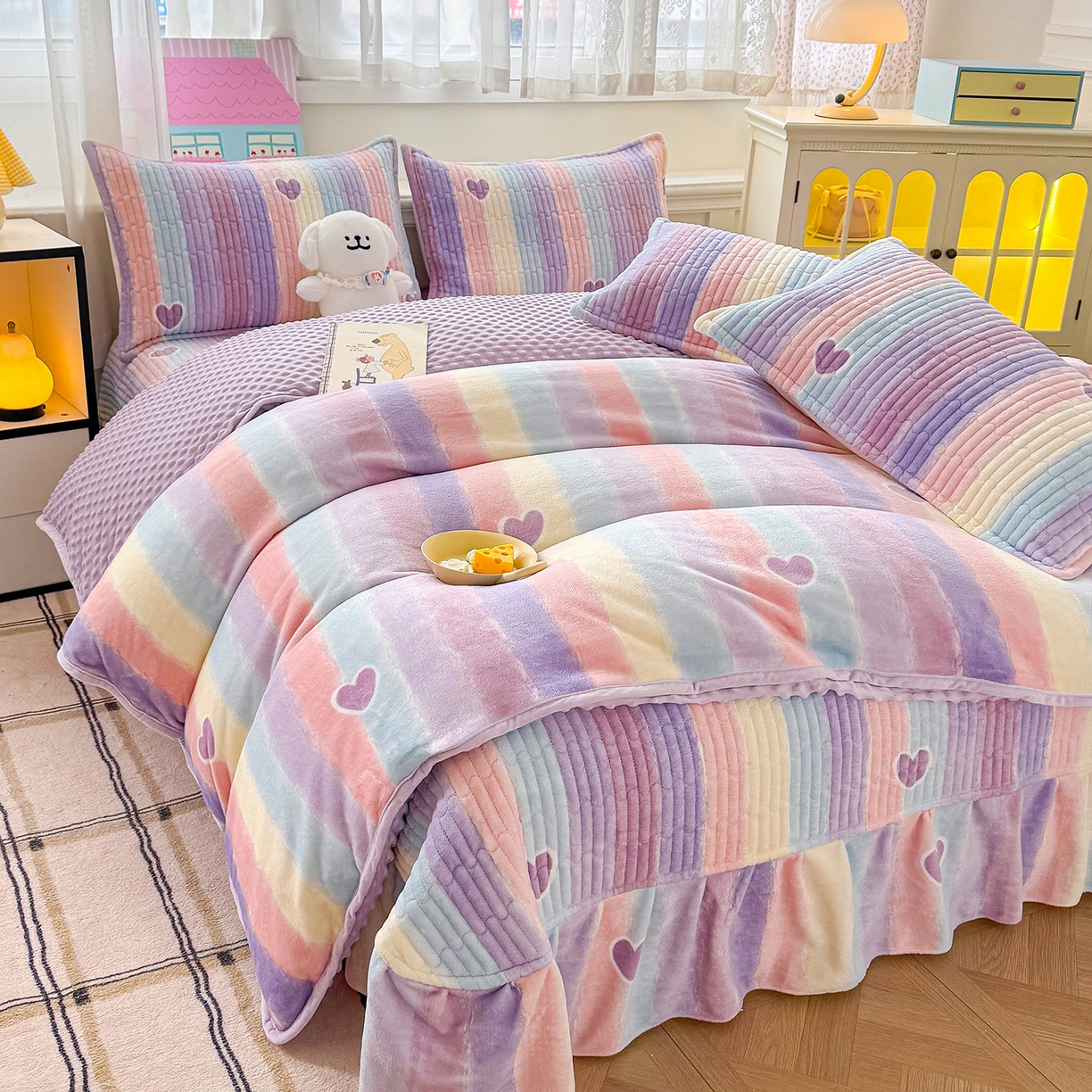 91家纺网 家纺一手货源 找家纺 豫见家纺 2025新款加厚高克重牛奶绒豆豆绒花边床盖四件套 彩虹蜜糖