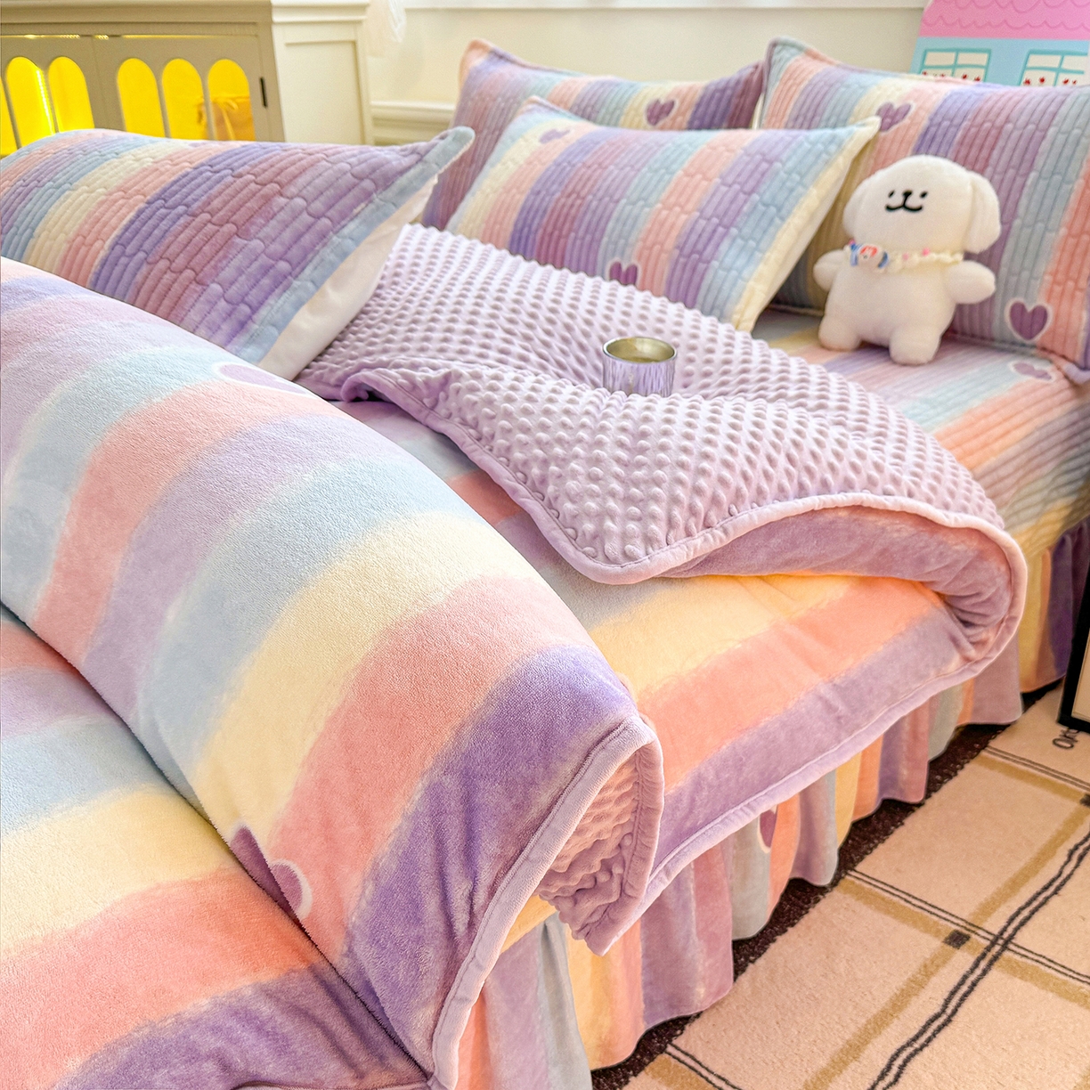 91家纺网 家纺一手货源 找家纺 豫见家纺 2025新款加厚高克重牛奶绒豆豆绒花边床盖四件套 彩虹蜜糖