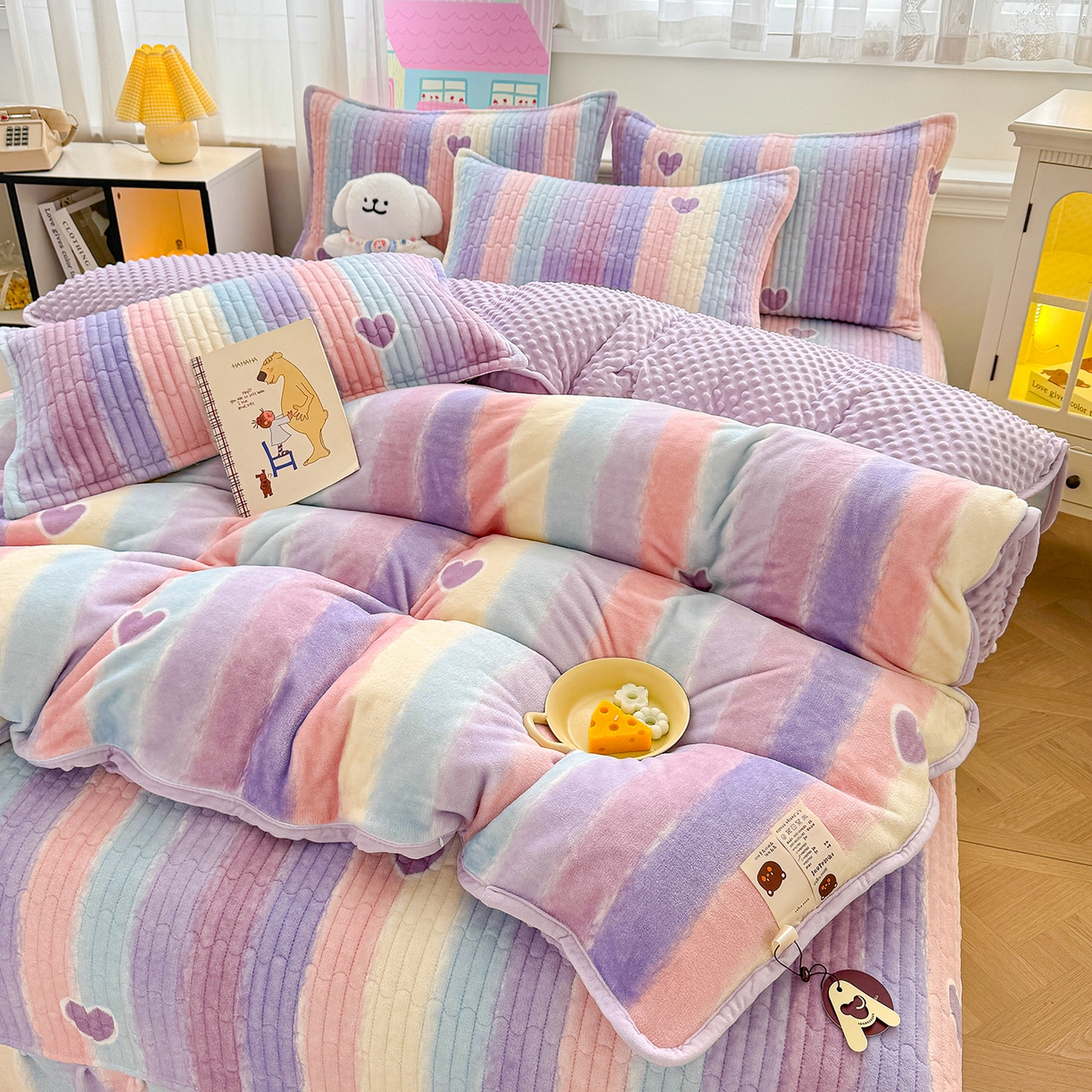 91家纺网 家纺一手货源 找家纺 豫见家纺 2025新款加厚高克重牛奶绒豆豆绒花边床盖四件套 彩虹蜜糖