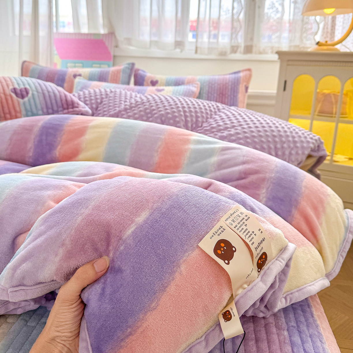 91家纺网 家纺一手货源 找家纺 豫见家纺 2025新款加厚高克重牛奶绒豆豆绒花边床盖四件套 彩虹蜜糖