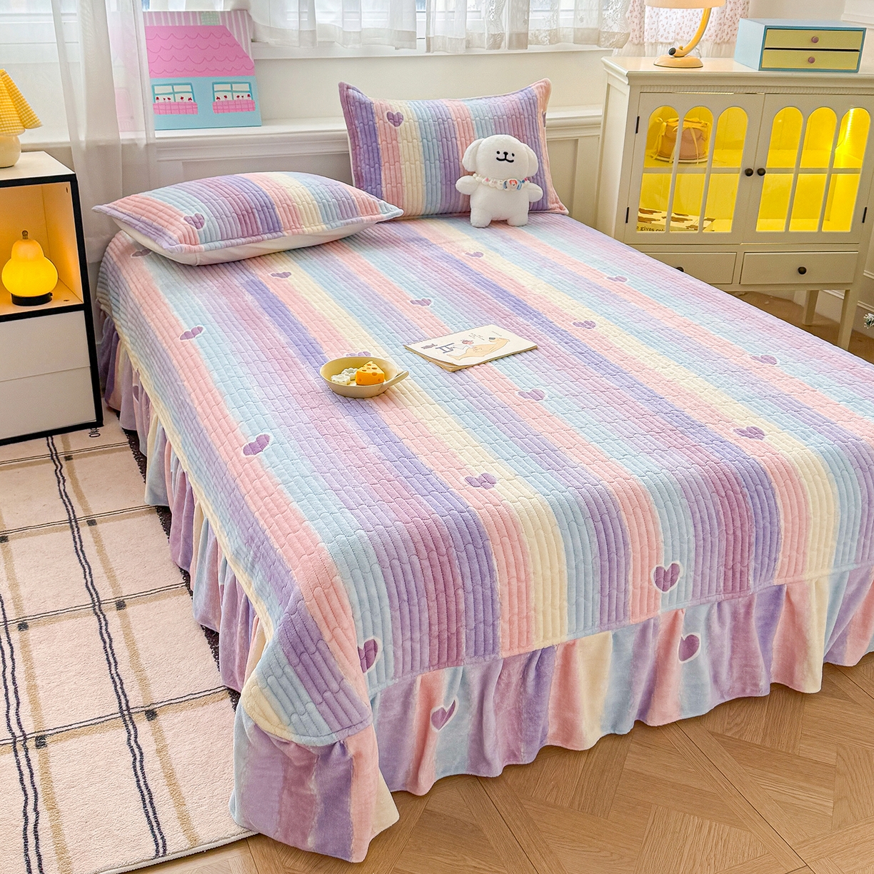 91家纺网 家纺一手货源 找家纺 豫见家纺 2025新款加厚高克重牛奶绒豆豆绒花边床盖四件套 彩虹蜜糖