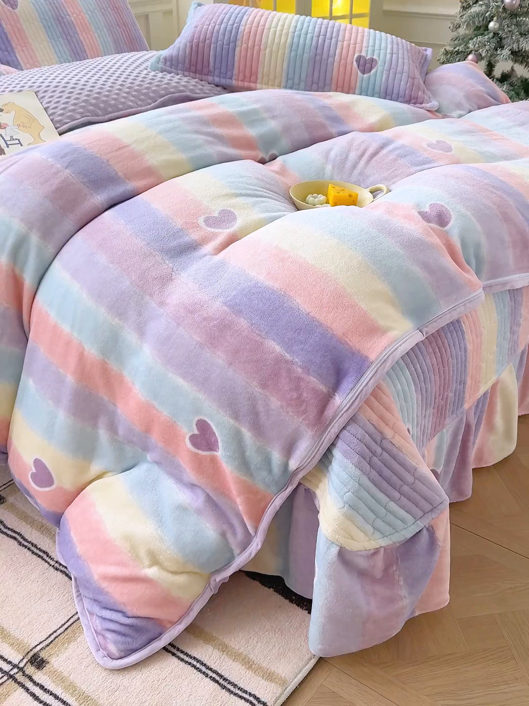 91家纺网 家纺一手货源 找家纺 豫见家纺 2025新款加厚高克重牛奶绒豆豆绒花边床盖四件套 彩虹蜜糖