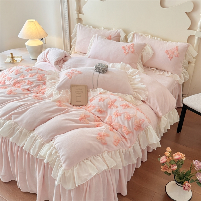 91家纺网 家纺一手货源 找家纺 富盛家纺 2025新款牛奶绒床裙款盘花刺绣四件套韩版法式公主风--梦洛伊系列 梦洛伊-粉