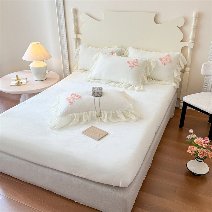 91家纺网 家纺一手货源 找家纺 富盛家纺 2025新款牛奶绒床裙款盘花刺绣四件套韩版法式公主风--梦洛伊系列 梦洛伊-白