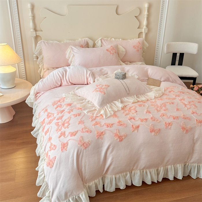 91家纺网 家纺一手货源 找家纺 富盛家纺 2025新款牛奶绒床裙款盘花刺绣四件套韩版法式公主风--梦洛伊系列 梦洛伊-粉