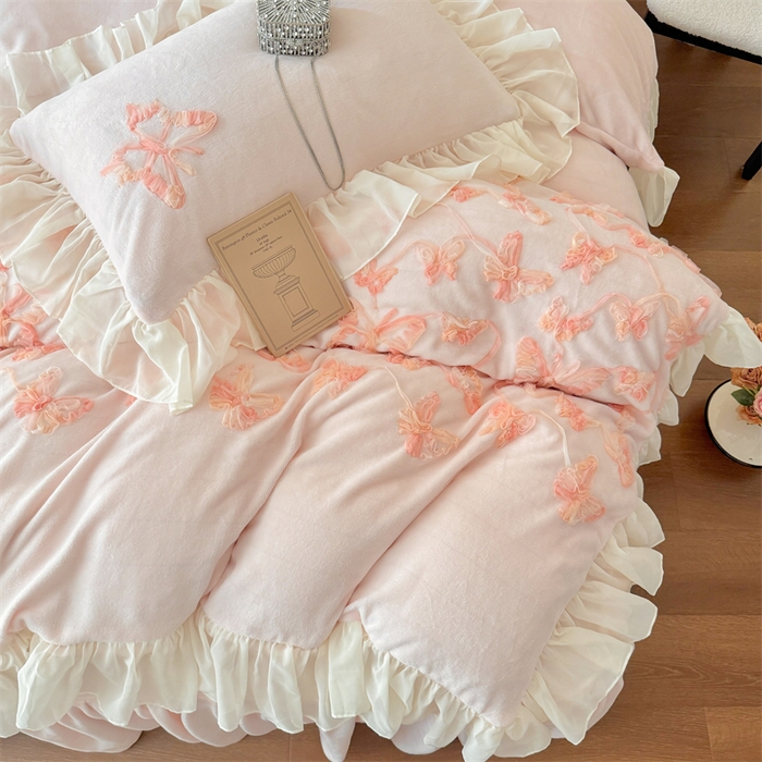 91家纺网 家纺一手货源 找家纺 富盛家纺 2025新款牛奶绒床裙款盘花刺绣四件套韩版法式公主风--梦洛伊系列 梦洛伊-粉
