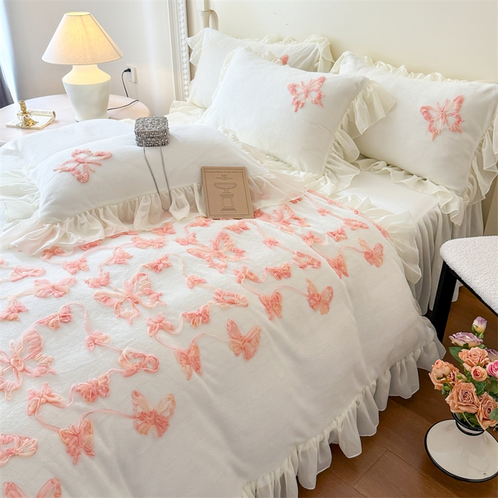 91家纺网 家纺一手货源 找家纺 富盛家纺 2025新款牛奶绒床裙款盘花刺绣四件套韩版法式公主风--梦洛伊系列 梦洛伊-白