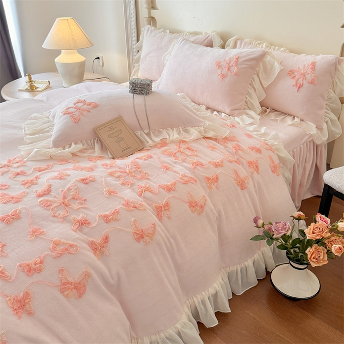 91家纺网 家纺一手货源 找家纺 富盛家纺 2025新款牛奶绒床裙款盘花刺绣四件套韩版法式公主风--梦洛伊系列 梦洛伊-粉