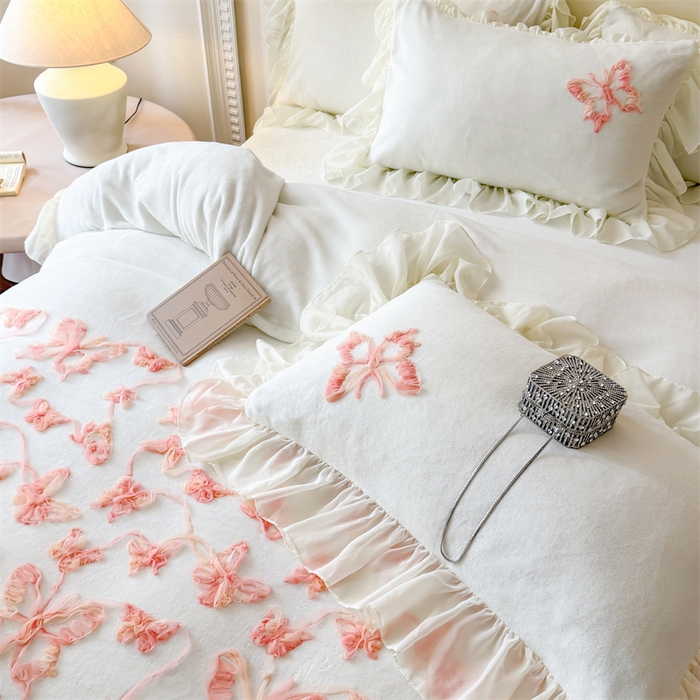 91家纺网 家纺一手货源 找家纺 富盛家纺 2025新款牛奶绒床裙款盘花刺绣四件套韩版法式公主风--梦洛伊系列 梦洛伊-白