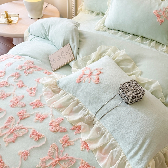 91家纺网 家纺一手货源 找家纺 富盛家纺 2025新款牛奶绒床裙款盘花刺绣四件套韩版法式公主风--梦洛伊系列 梦洛伊-绿