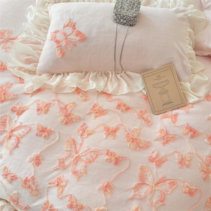 91家纺网 家纺一手货源 找家纺 富盛家纺 2025新款牛奶绒床裙款盘花刺绣四件套韩版法式公主风--梦洛伊系列 梦洛伊-粉