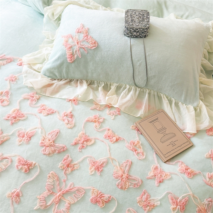 91家纺网 家纺一手货源 找家纺 富盛家纺 2025新款牛奶绒床裙款盘花刺绣四件套韩版法式公主风--梦洛伊系列 梦洛伊-绿