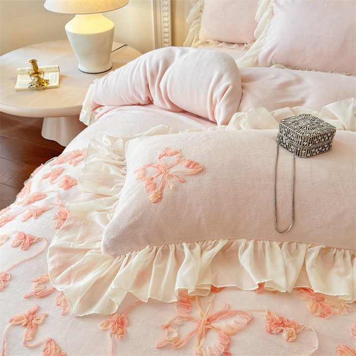 91家纺网 家纺一手货源 找家纺 富盛家纺 2025新款牛奶绒床裙款盘花刺绣四件套韩版法式公主风--梦洛伊系列 梦洛伊-粉