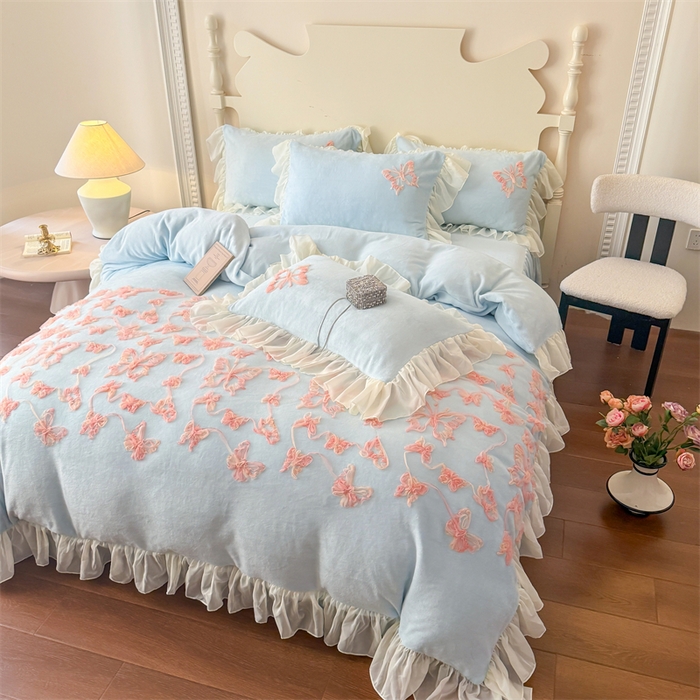 91家纺网 家纺一手货源 找家纺 富盛家纺 2025新款牛奶绒床裙款盘花刺绣四件套韩版法式公主风--梦洛伊系列 梦洛伊-蓝