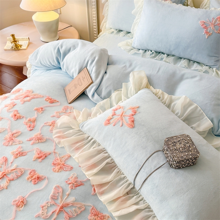 91家纺网 家纺一手货源 找家纺 富盛家纺 2025新款牛奶绒床裙款盘花刺绣四件套韩版法式公主风--梦洛伊系列 梦洛伊-蓝